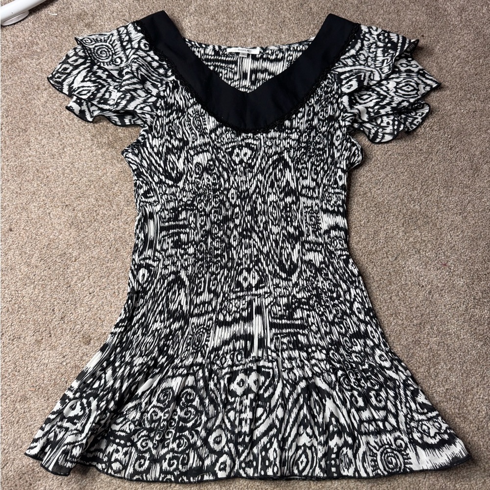 NICOLA Black and White Abstract Print Ruffle Sleeve Top